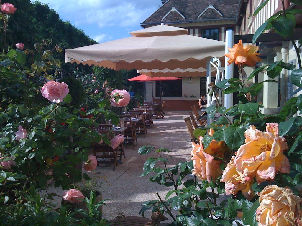 Logis Hotel La Foret Senonches Екстер'єр фото