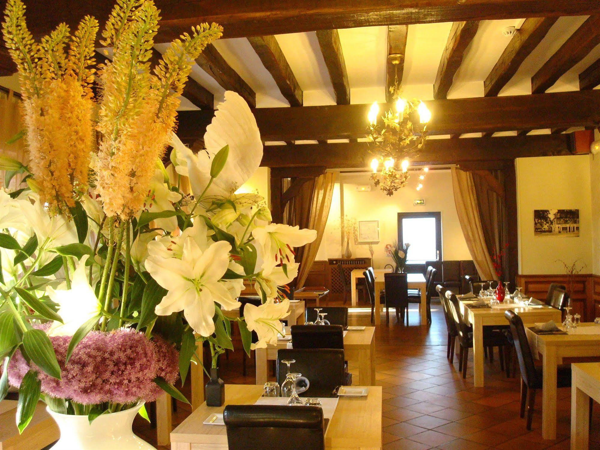 Logis Hotel La Foret Senonches Екстер'єр фото
